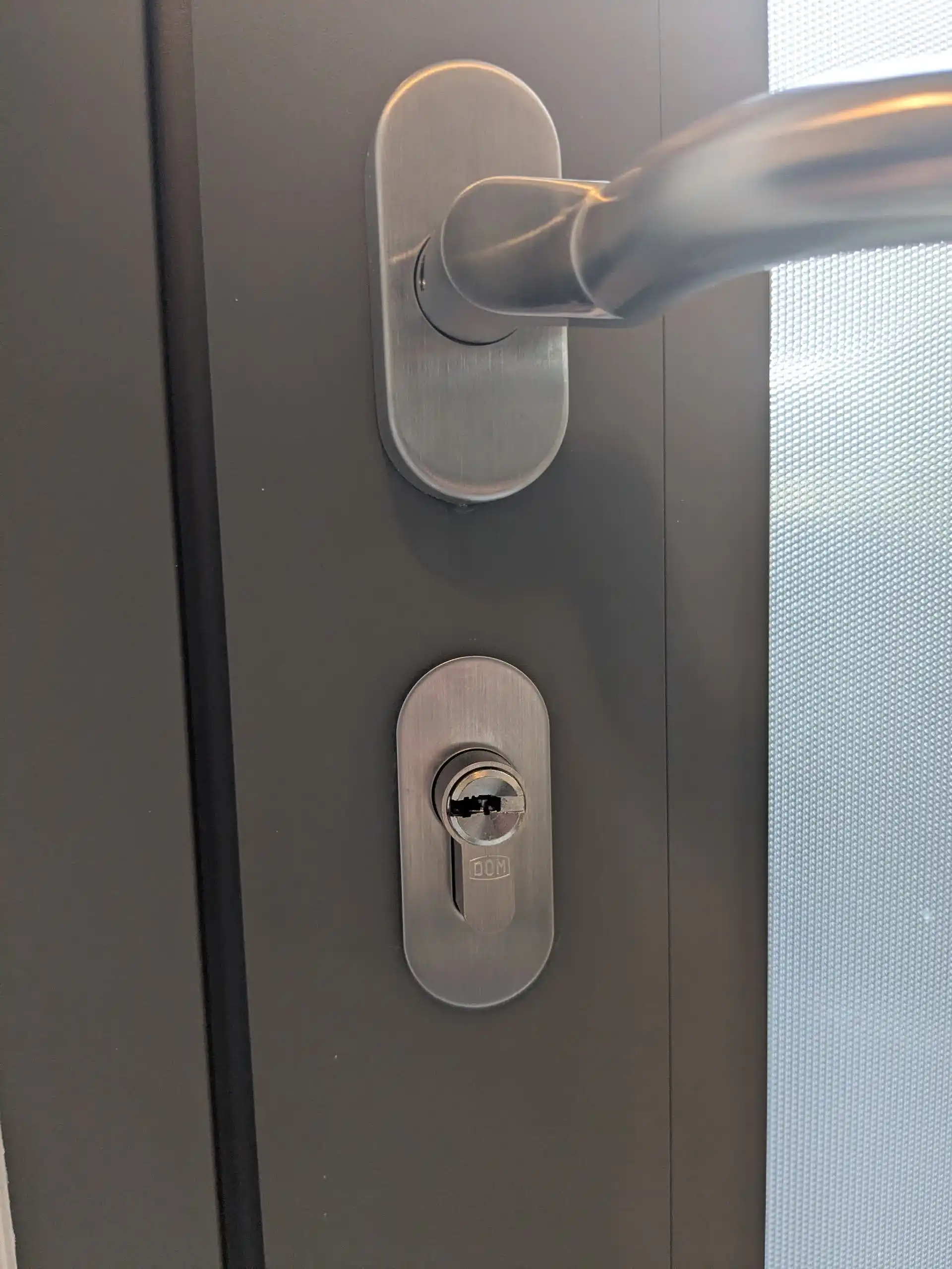 Sicherheitszylinder mit stabilem Schutzbeschlag an einer Haustür