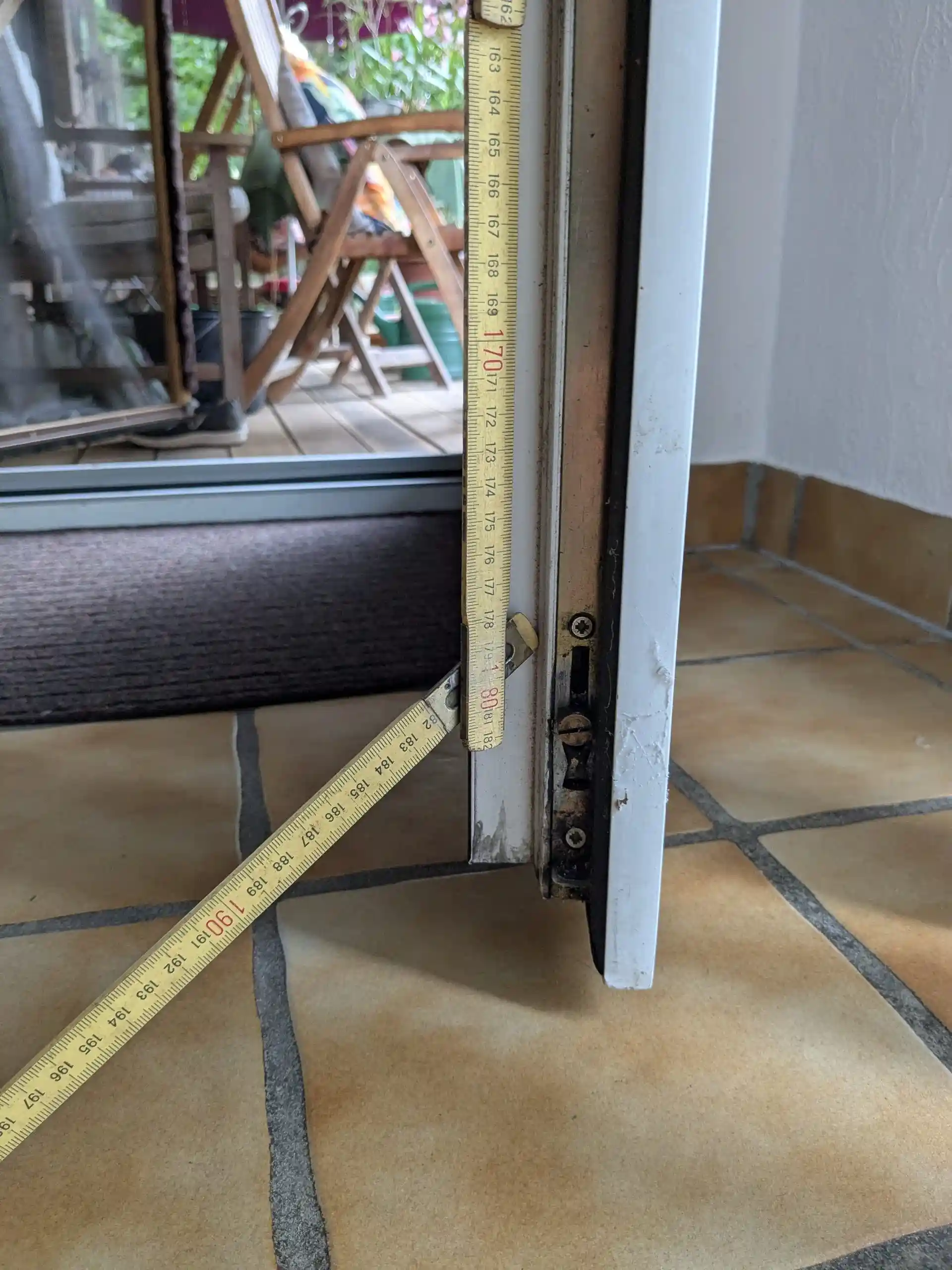 Geöffnete Wintergartentür mit sichtbarem Beschlag als Beispiel für eine Sicherheitsprüfung