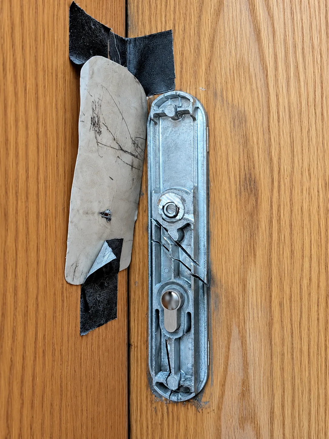 Echter Einsatz: Nach der technischen Diagnose wurden die betroffenen Bauteile gezielt bearbeitet. Der Zylinder der vorhandenen Schließanlage konnte erhalten werden.