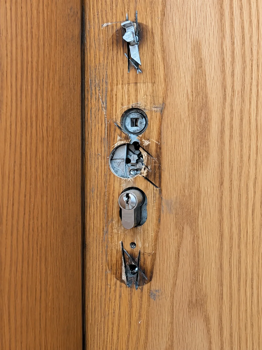 Wohnungstür mit demontiertem Beschlag nach Feststellung eines mechanischen Schlossdefekts