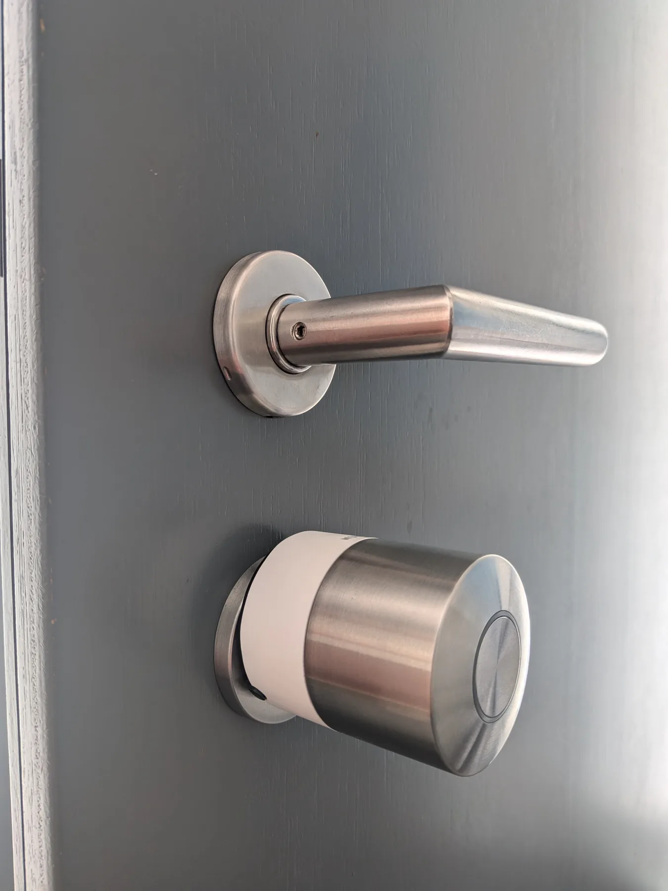 Fertig montiertes Nuki Smart Lock Pro der fünften Generation an der Innenseite einer Haustür