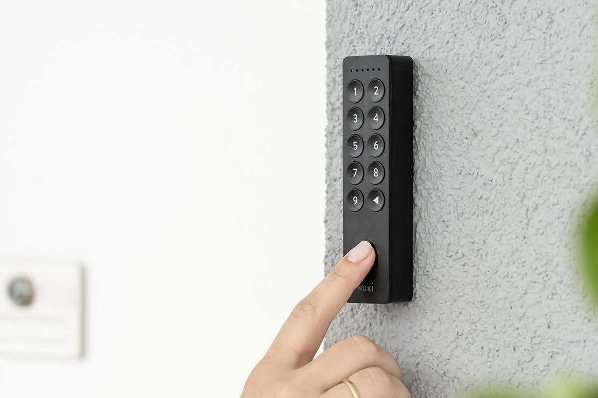 Nuki Keypad mit Fingerabdrucksensor zur schlüssellosen Türöffnung